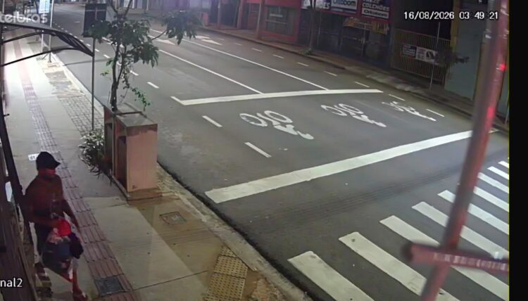 Oito minutos foram suficientes para ladrão furtar estabelecimento no Centro da Capital