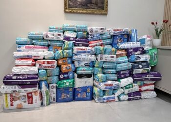 Mãos que Ajudam entrega mais de 200  fardos de fraldas a crianças com câncer