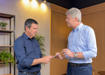 Jaime Verruck entrega “Plano de Ação Parlamentar 2027-2030” a Eduardo Riedel