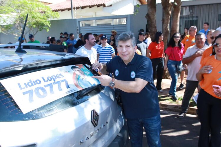 Lidio Lopes dá largada à campanha pela reeleição com adesivaço em CG