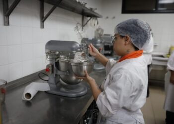 Alunos de curso profissionalizante ganham experiência profissional na produção do bolo dos 127 anos de Campo Grande