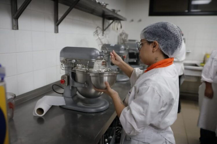 Alunos de curso profissionalizante ganham experiência profissional na produção do bolo dos 127 anos de Campo Grande
