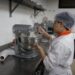 Alunos de curso profissionalizante ganham experiência profissional na produção do bolo dos 127 anos de Campo Grande