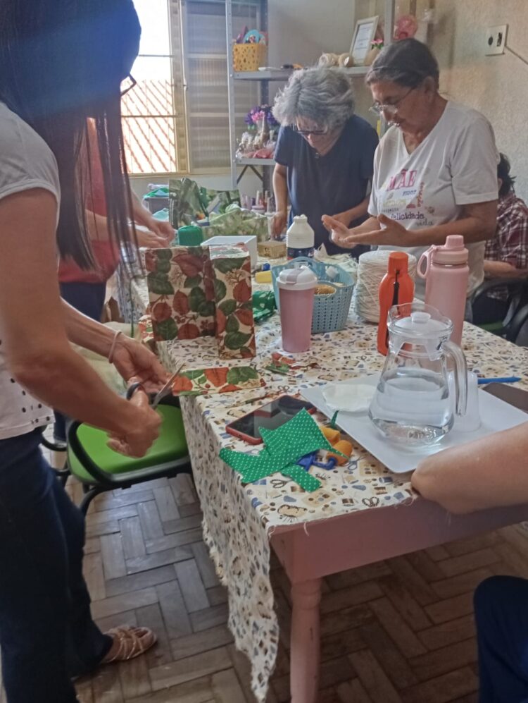 Mulheres atendidas pela ABRAPEC em Campo Grande participam de atividade de artesanato e geração de renda