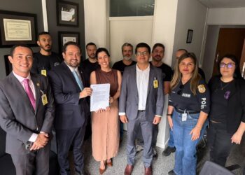 Em comemoração de 20 anos da Lei Maria da Penha, Marcio Fernandes homenageia equipe da DEAM