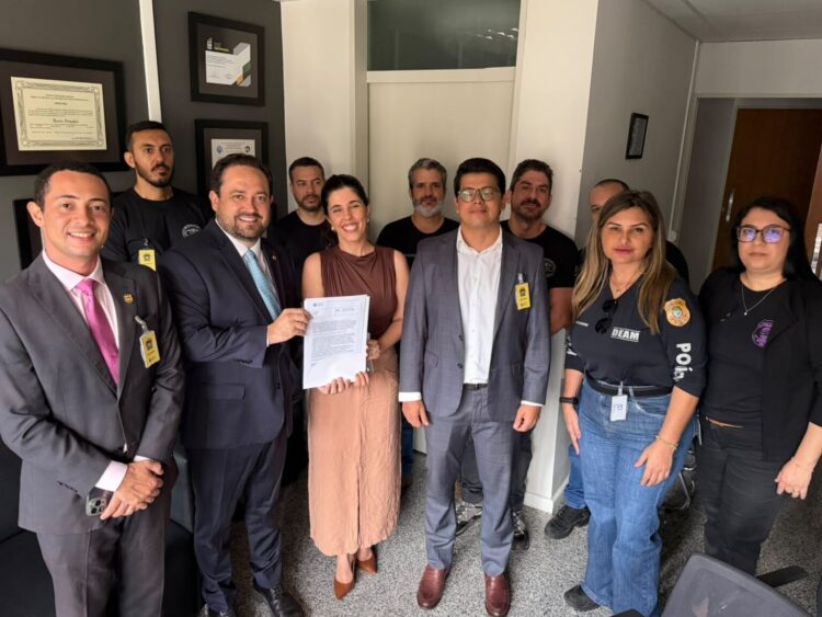 Em comemoração de 20 anos da Lei Maria da Penha, Marcio Fernandes homenageia equipe da DEAM
