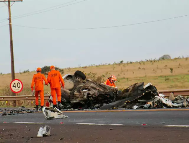 Colisão com carreta arranca teto de Chevrolet Spin e mata condutor na BR-163 em Campo Grande