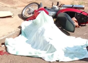 Cozinheira de asilo morreu após colidir Hond Biz contra caminhão em Ivinhema