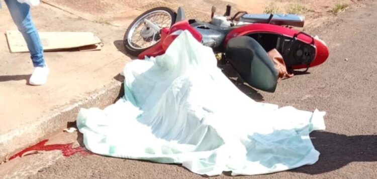 Cozinheira de asilo morreu após colidir Hond Biz contra caminhão em Ivinhema