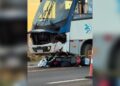 Motociclista vai parar embaixo de micro-ônibus e morre na MS-306 em Costa Rica