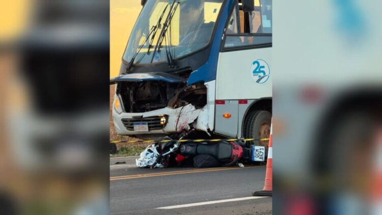 Motociclista vai parar embaixo de micro-ônibus e morre na MS-306 em Costa Rica