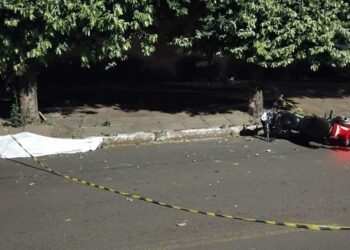 Motociclista de 65 anos morre ao colidir em árvore no Centro de Campo Grande