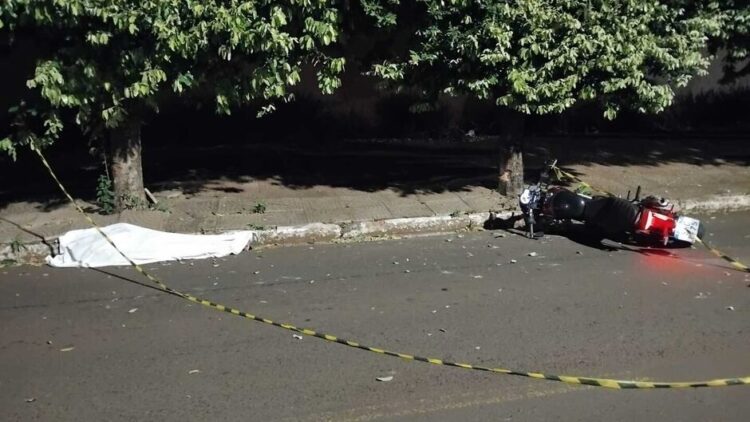Motociclista de 65 anos morre ao colidir em árvore no Centro de Campo Grande