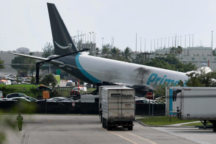 Avião de carga da Amazon deixa pelo menos 5 mortos ao sair da pista em aeroporto de Miami