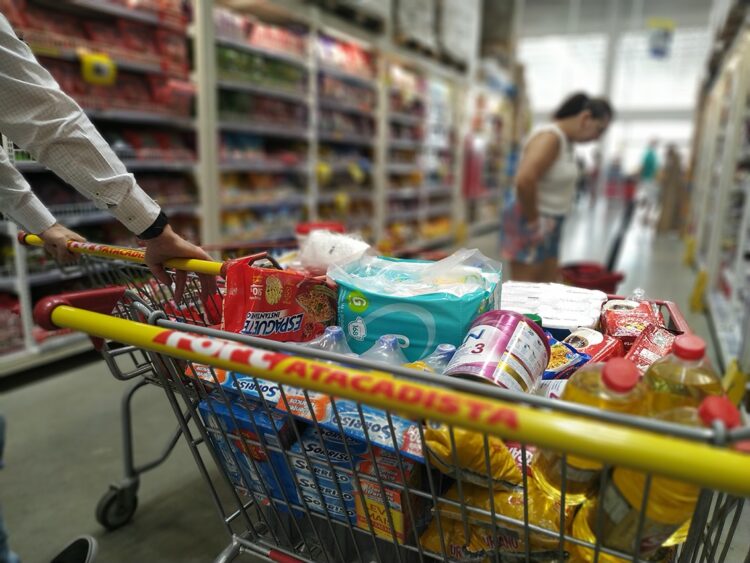 Compra do mês ou reposição fracionada? Entenda qual modelo traz mais economia ao orçamento doméstico