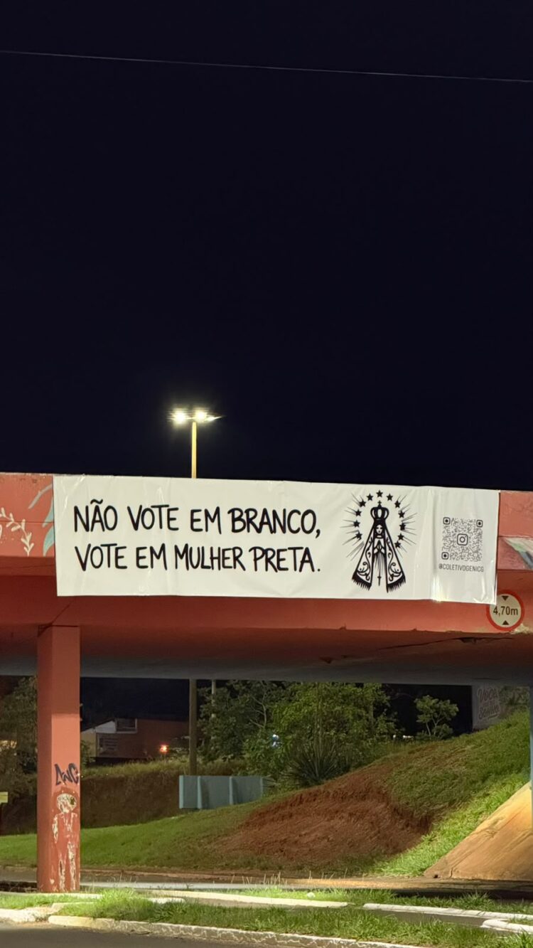 Mulheres Negras na Política: CG amanhece com Lambe-lambes “Não vote em branco, vote em mulher preta”