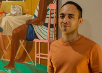 Exposição reúne 21 pinturas e instalação sonora sobre infância e memória