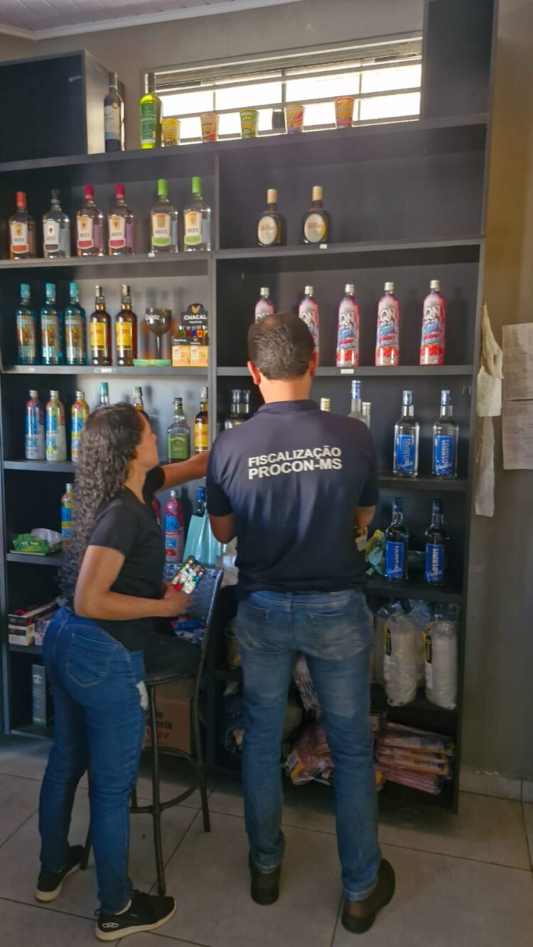 Polícia apreende drogas e com apoio do Procon, lacra estabelecimentos durante operação no Jardim Rancho Alegre