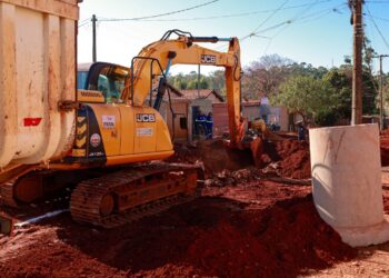 PrefCG assina ordem de serviço para drenagem e asfalto no Santa Emília e Aquarius