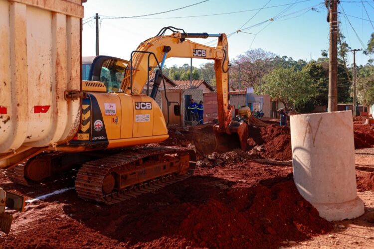 PrefCG assina ordem de serviço para drenagem e asfalto no Santa Emília e Aquarius