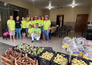 Projeto comunitário realiza primeira colheita de horta comunitária em Dourados