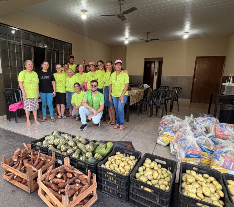 Projeto comunitário realiza primeira colheita de horta comunitária em Dourados