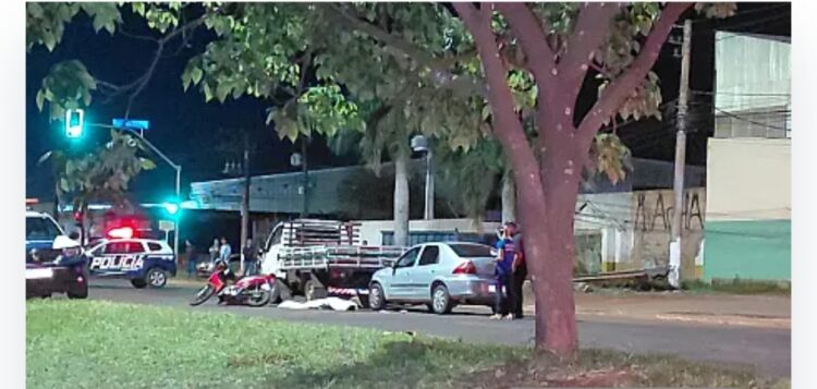 Motociclista morre prensada entre carro de passeio e caminhonete em semáforo da Gunter Hans na Capital