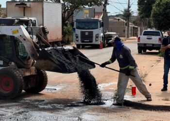 PrefCG assina ordem de serviço para 12 frentes de trabalho e acelera tapa-buraco nas 7 regiões