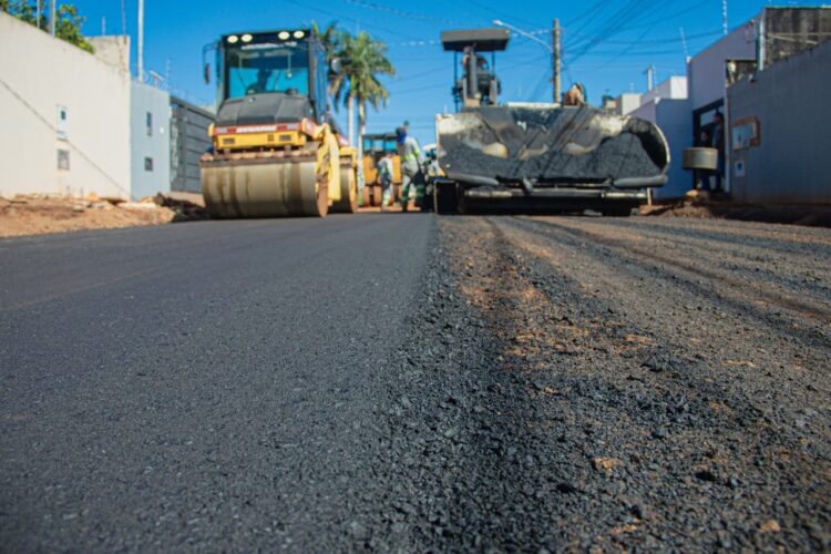 PrefCG assina obras de asfalto para cinco regiões na Capital