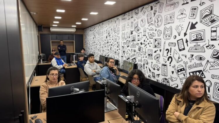 Carreta oferece cursos gratuitos de Inteligência Artificial em Ponta Porã