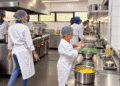 Alunos assumem cozinha e salão em experiência real no restaurante-escola do Senac MS