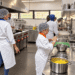 Alunos assumem cozinha e salão em experiência real no restaurante-escola do Senac MS