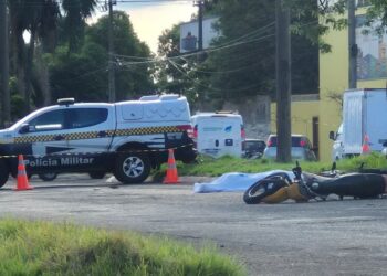 Motociclista morre, após perder o controle e colidir em árvore na Manoel da Costa Lima