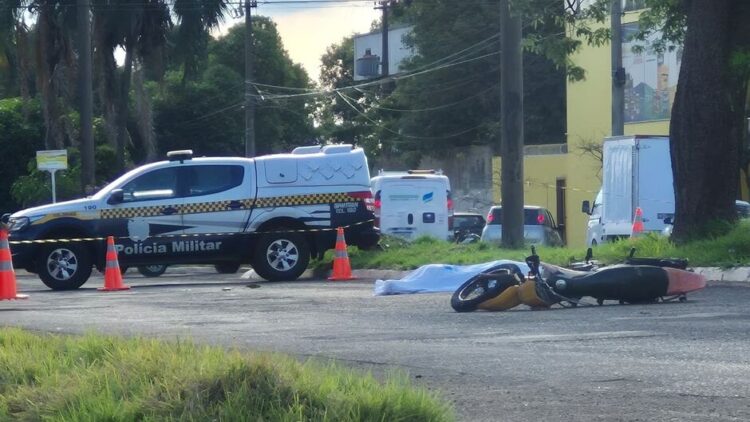 Motociclista morre, após perder o controle e colidir em árvore na Manoel da Costa Lima