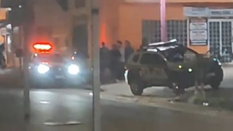 Dupla em moto atira três vezes e atinge adolescente em adega no Jardim Noroeste
