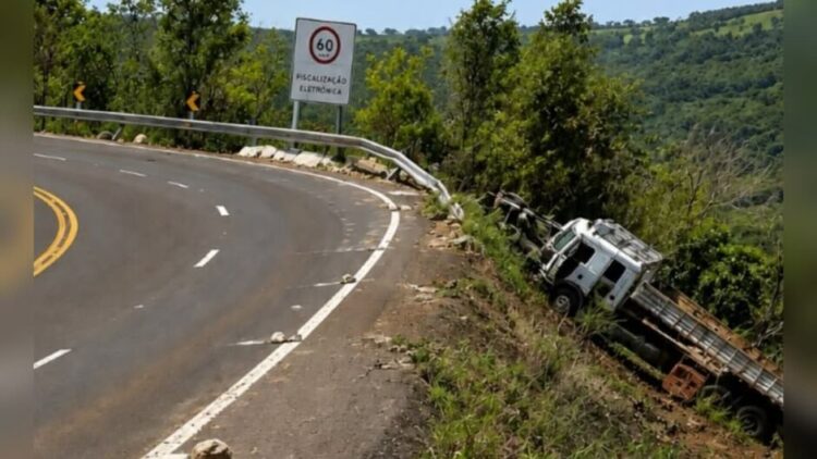 Condutor de caminhão morre em acidente na BR-060 na Serra de Maracaju