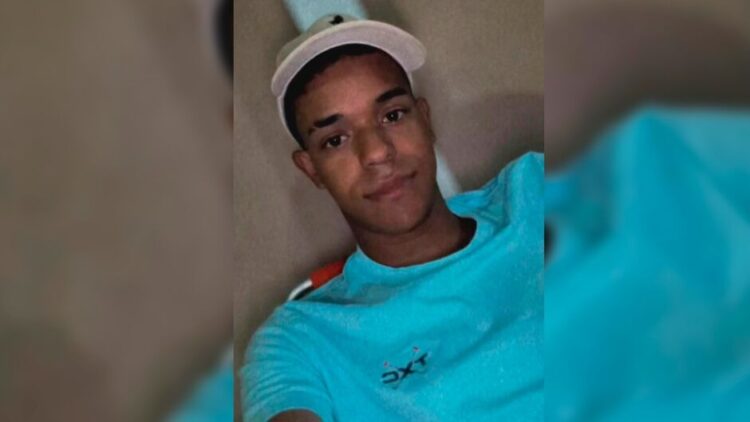 Jovem colide moto em árvore e morre na BR376 em Vicentina, garupa saiu ferida