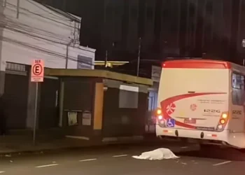 Adolescente de 16 morre em colisão de moto com ônibus do transporte público na 15 de novembro