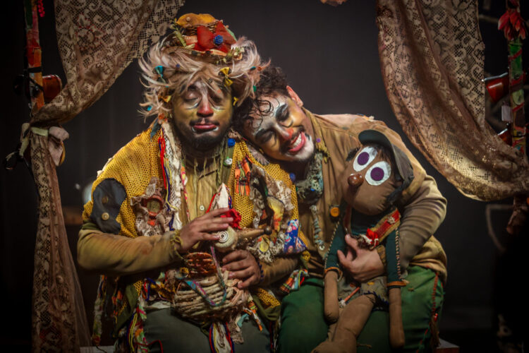 Espetáculo inspirado em Manoel de Barros celebra a infância no Sesc Teatro Prosa