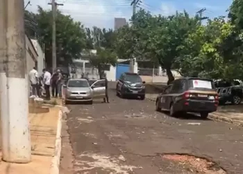 Rapaz de kimono é encontrado morto dentro de VW Voyage na Orla Morena na Capital