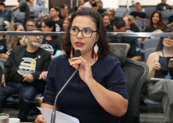 Em embate com Zé Teixeira, deputada Gleice Jane lembra que Bolsonaro propôs fim do SUS