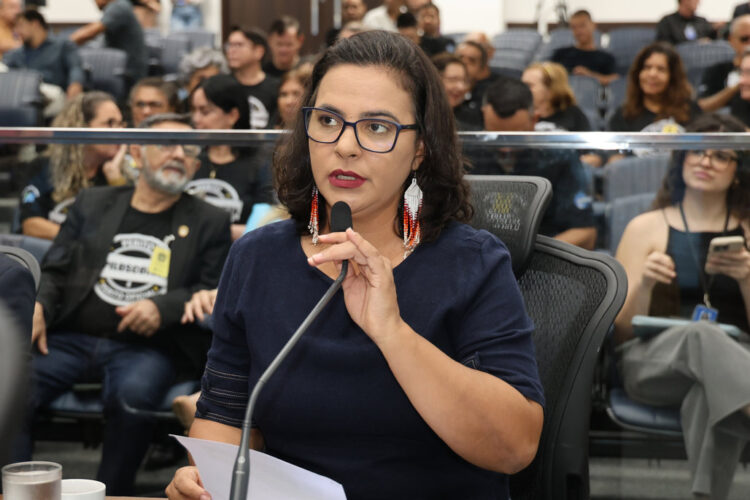 Em embate com Zé Teixeira, deputada Gleice Jane lembra que Bolsonaro propôs fim do SUS