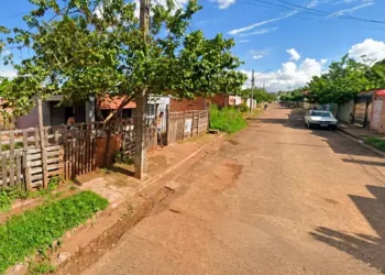 Armados com pistola atiram em Vitor que estava sentado na varanda de casa no Moreninhas III