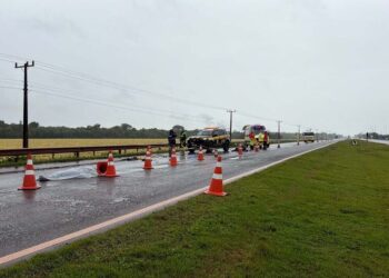Motociclista cruza canteiro, colide com carreta e morre na BR-163, em Rio Brilhante