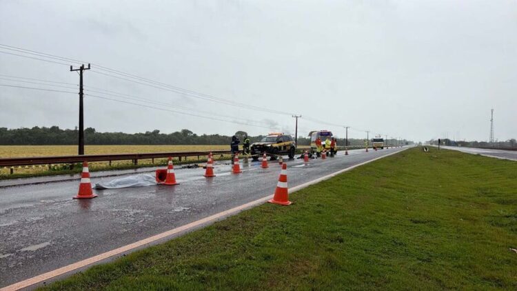 Motociclista cruza canteiro, colide com carreta e morre na BR-163, em Rio Brilhante