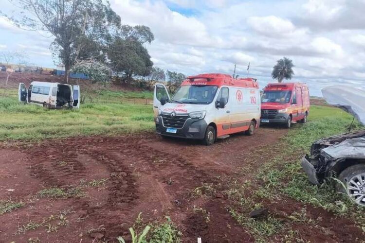 Condutor foge da polícia, colide em van e deixa 18 pessoas feridas na BR-060 em Sidrolândia