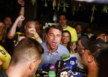 Flávio Bolsonaro tem 5 milhões de votos a mais do que o pai obteve no primeiro turno de 2022