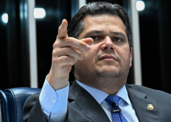 Alcolumbre diz que vota 6×1 na quarta e por causa de aliados poderá ser contra a proposta