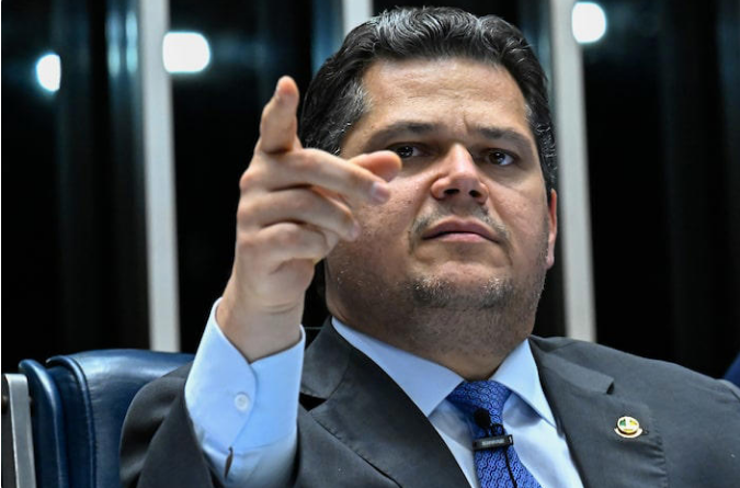 Alcolumbre diz que vota 6×1 na quarta e por causa de aliados poderá ser contra a proposta