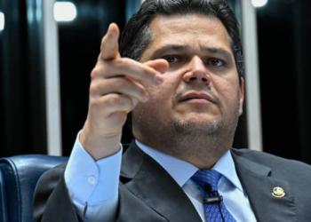 Alcolumbre diz que já há assinaturas para acelerar PEC do fim da escala 6×1 nesta quarta